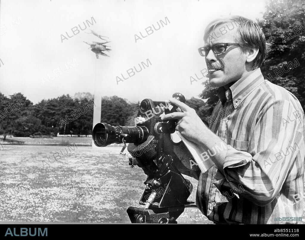 Jan Malmsjö skådespelare och sångare Född 1932. i Slottsparken i Malmö när TV-programmet Rondellen spelades in 1967. Malmsjö Jan Artist Skådespelare Sångare. TV-program Rondeller 1967. (c) Lennart Gullberg /Sydsvenskan /IBL Bildbyrå.