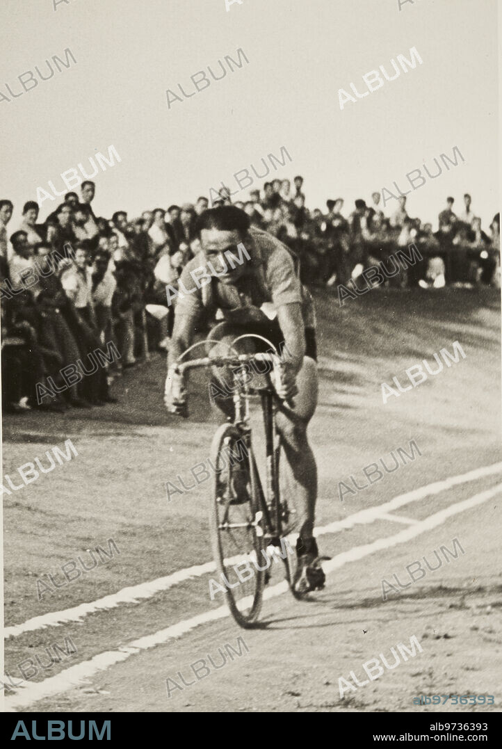 Villafranca del Penedés (Barcelona), 06/20/1936. XVIII Cycling Tour of Catalonia. Mariano Cañardo, winner of the eighth stage between Tarragona and Villafranca del Penedés, upon arrival in Villafranca, doing both laps of the velodrome.