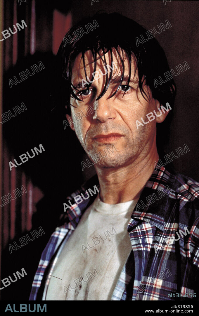 PETER COYOTE en KIKA, 1993, dirigida por PEDRO ALMODOVAR. Copyright EL DESEO S.A / LEROY, JEAN MARIE.