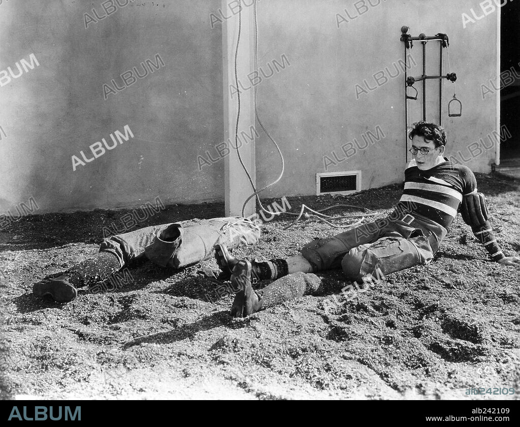 HAROLD LLOYD en EL ESTUDIANTE NOVATO, 1925 (THE FRESHMAN), dirigida por FRED NEWMEYER. Copyright PATHE.