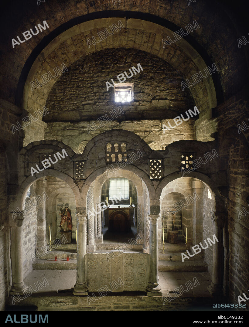 INTERIOR PRERROMANICO DEL SIGLO IX DONDE SE APRECIA EL ICONOSTASIO PARA EL QUE SE APROVECHARON PIEZAS VISIGODAS.