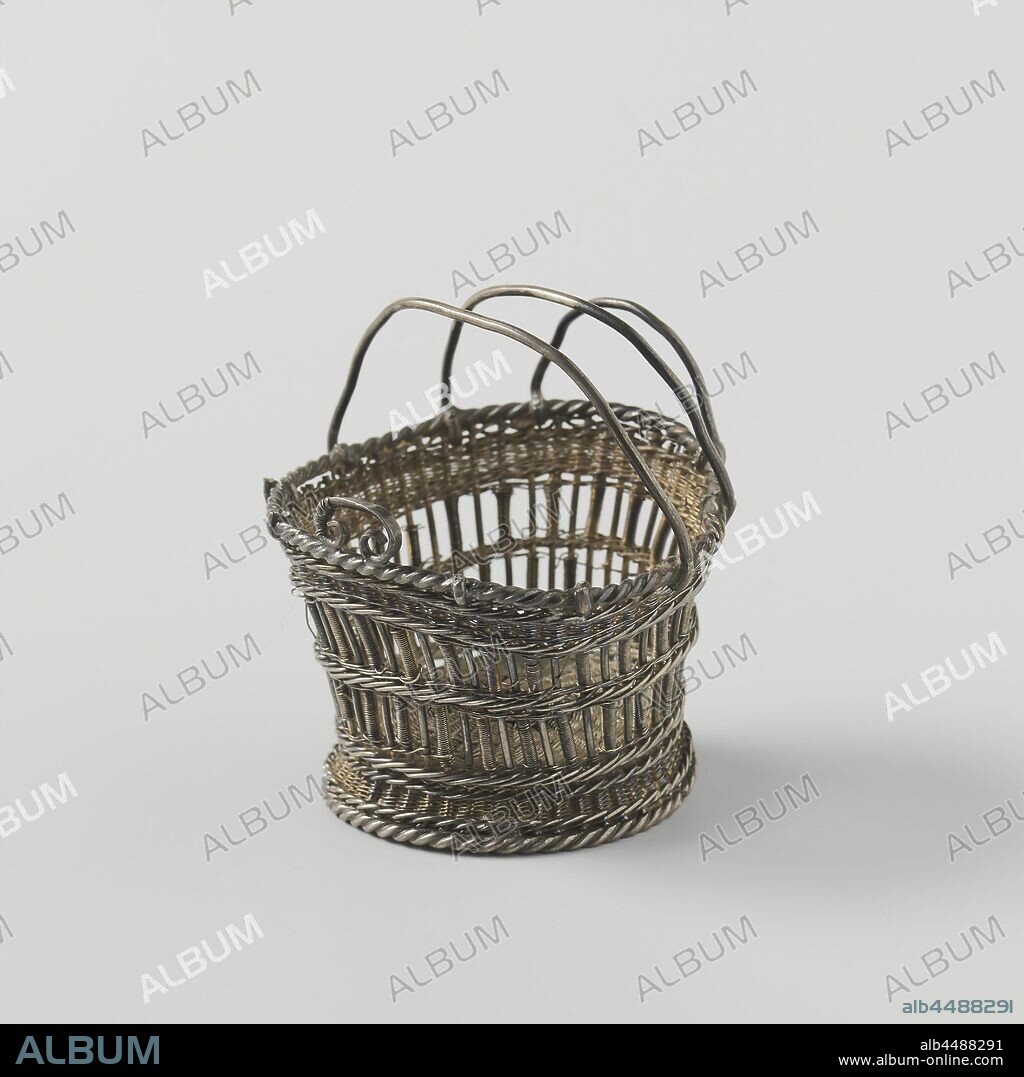 Fire basket, Round fire basket made of braided silver wire. The basket stands on a foot and has a handle. Three spokes are strung over the basket, two others are probably broken off. The basket is not marked, container made or plant material other than wood: basket, anonymous, Netherlands, c. 1725 - c. 1750, silver (metal), filigree, h 5.1 cm × d 4.9 cm.