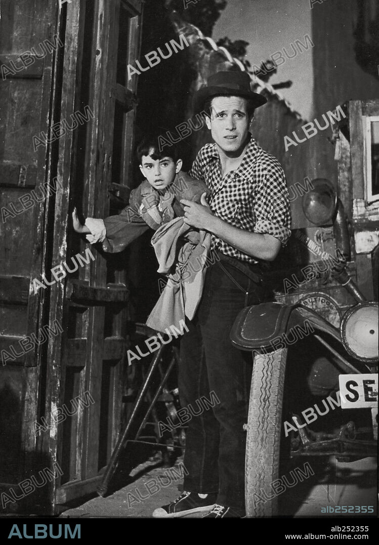 JOSELITO y MANOLO ZARZO en EL RUISEÑOR DE LAS CUMBRES, 1958, dirigida por ANTONIO DEL AMO. Copyright SUEVIA FILMS.
