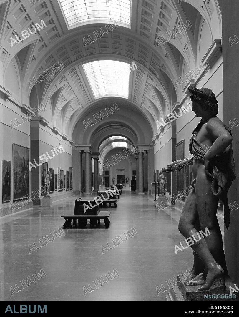 JUAN DE VILLANUEVA. GALERIA CENTRAL DEL MUSEO DEL PRADO CONSTRUIDO EN EL SIGLO XVIII - FOTOGRAFIA EN BLANCO Y NEGRO - AÑOS 60.