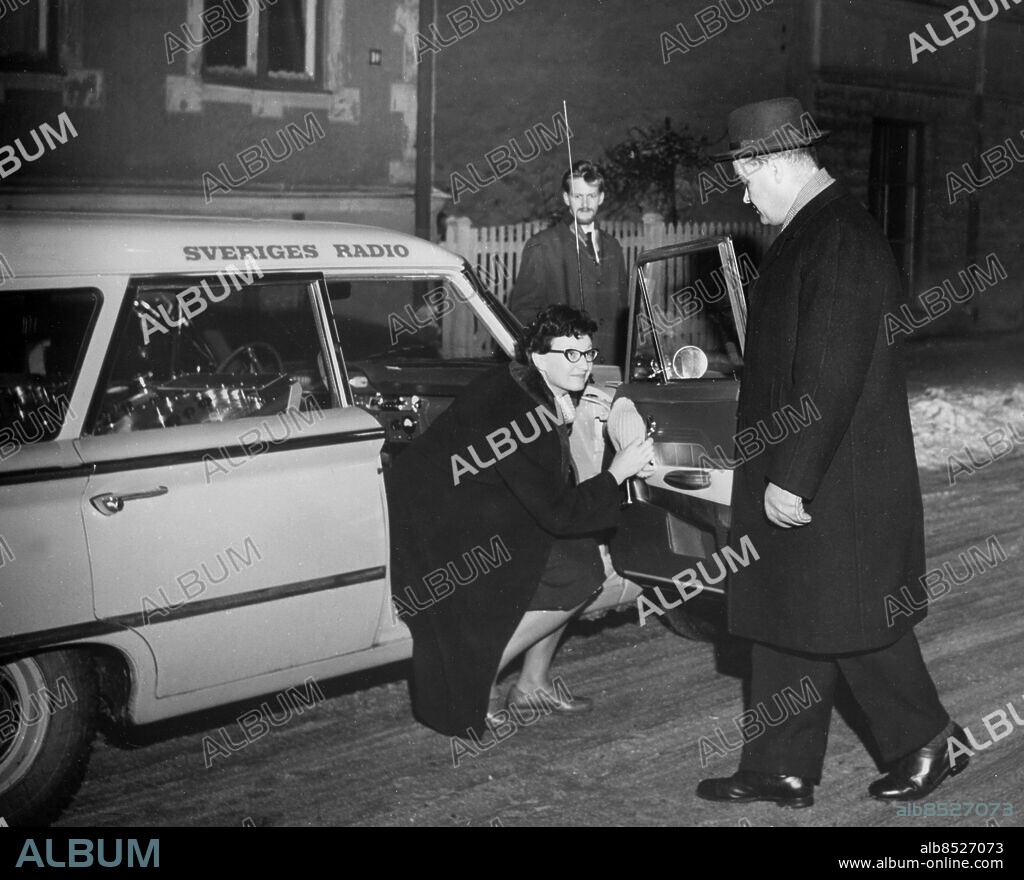 Orig. bildtext... Distriktskonferens i Örebro den 8 januari 1961 Charlotte Reimersson och Nils Jernemyr. I bakgrunden Arne Ruuth Not. Reimerson Anm. Trio Sveriges Radio Reporter Journalister CD620 persons: CHARLOTTE REIMERSSON;NILS JERNEMYR;ARNE RUUTH sites: SVERIGE;ÖREBRO.