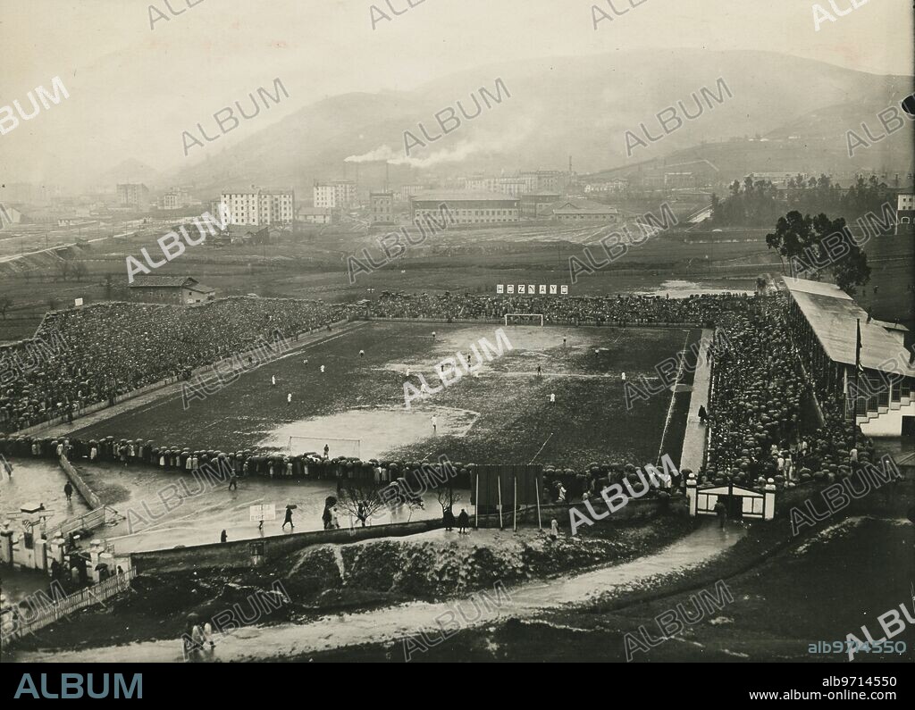 1928. Bilbao. Madrid Athletic Bilbao match from a bird's eye view. An aspect of the San Mamés field at the start of the match under a downpour.
