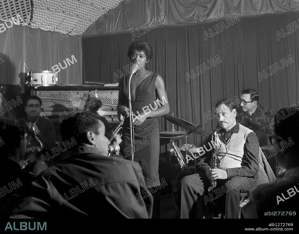 La cantante Gloria Stewart. Concierto de jazz en la sala Jamboree. Barcelona, principios de los años 60.