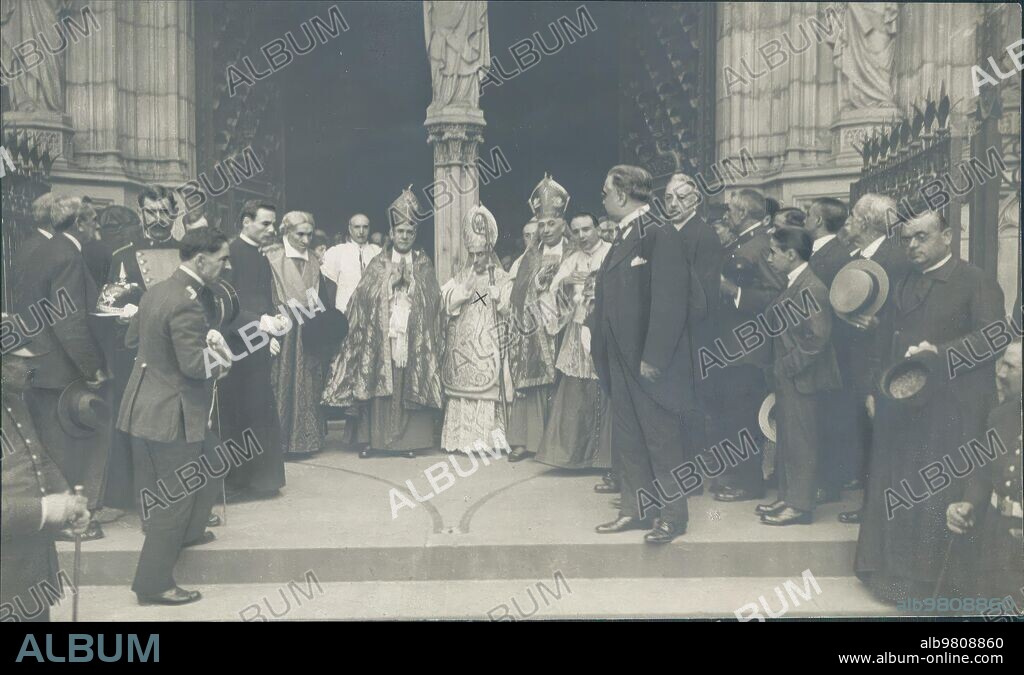 7 junio 1919. Barcelona. Consagración del obispo de Ávila. El nuevo Prelado, D. Enrique Pla y Daniel (X) Bendiciendo al pueblo desde la puerta principal de la catedral.
