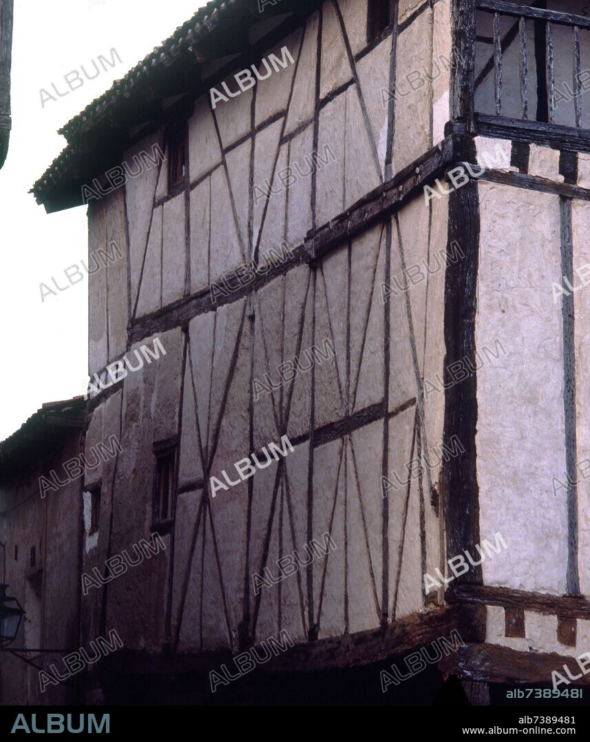 CASA DEL SIGLO XV CONSTRUIDA EN ADOBE Y CON ENTRAMADO DE MADERA. LA LEYENDA LA CONSIDERA LA CASA DE DOÑA SANCHA ESPOSA DE FERNAN GONZALEZ.