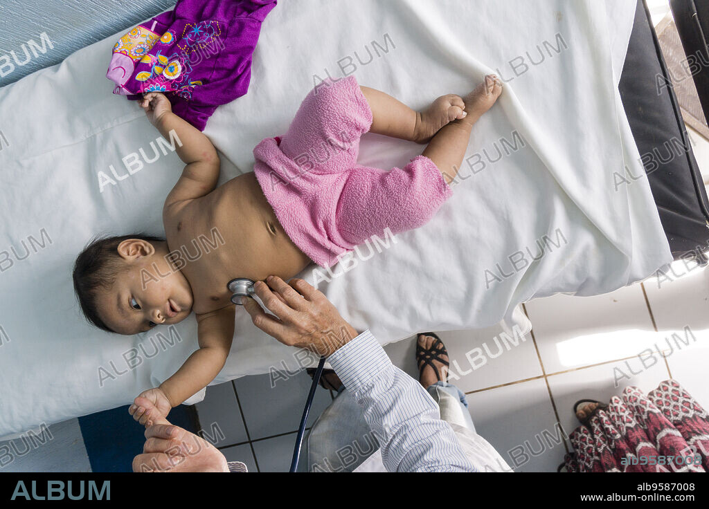 consulta de pediatria, centro de salud, Lancetillo ( La Parroquia), municipio de Uspantán, Quiche , sierra de Chamá, Guatemala, Central America.