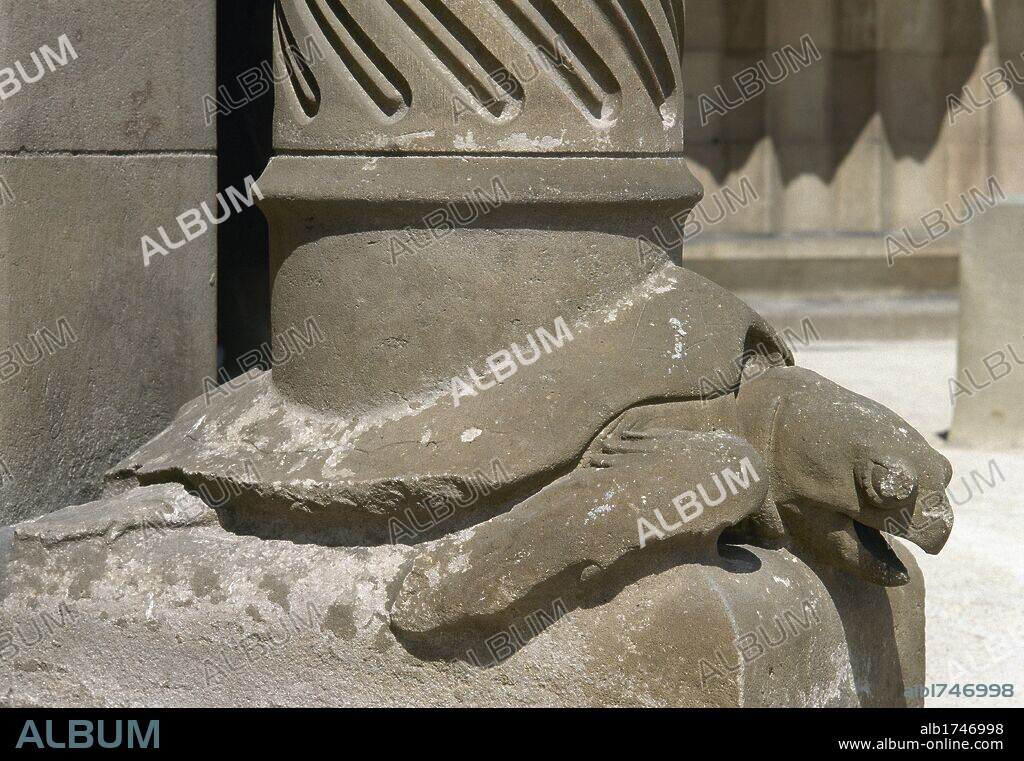 ARTE S. XIX. MODERNISMO. GAUDI, Antonio (Reus, 1852-Barcelona, 1926). TORTUGA, detalle de una columna del "PORTAL DEL NACIMIENTO" (1901) en el TEMPLO EXPIATORIO DE LA SAGRADA FAMILIA (1883). Realizada en piedra. Es la base de la columna. BARCELONA. Cataluña.