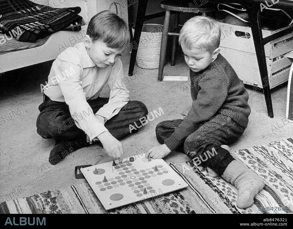 STOCKHOLM 1960-tal.. Utan bildtext. Not. Brodern Mikael 5 år. Anm. Se även BCC086 och BCC088. S Lindholm, född 1954, svensk barnskådespelare, spelade Pelle i Astrid Lindgrens TV-serie Vi på Saltkråkan i regi av Olle Hellbom. Sänt första gången 1964-01-18. Bildserier Fotoreportage Brädspel Syskon Bröder Barnstjärnor Fia med knuff Trasmattor Duo CD677 persons: MIKAEL LINDHOLM;STEPHEN LINDHOLM sites: SVERIGE;STOCKHOLM.