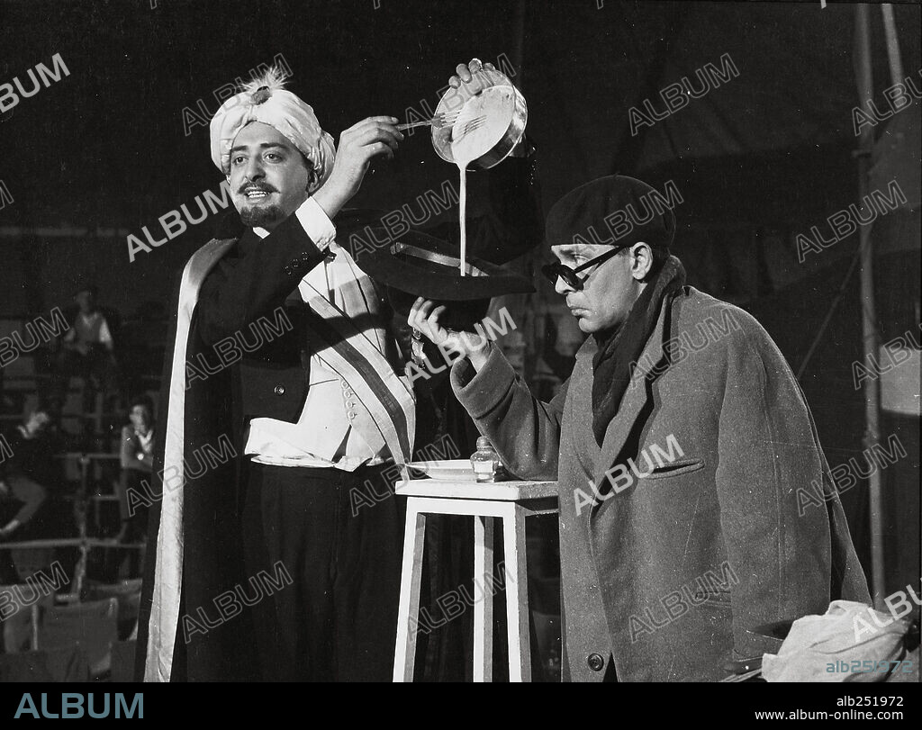ANTONIO OZORES y JOSE LUIS OZORES en SALTO MORTAL, 1961, dirigida por MARIANO OZORES. Copyright CINEMATOGRAFICA HISPANICA, S.A.