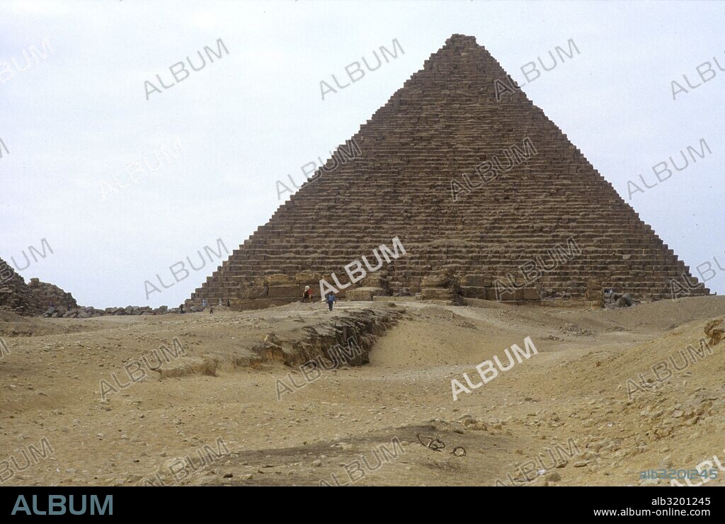 La Pirámide de Keops sirvió como tumba para el faraón Jufu, conocido también por su nombre en griego, Keops, en la dinastía IV.  Guiza, Egipto.