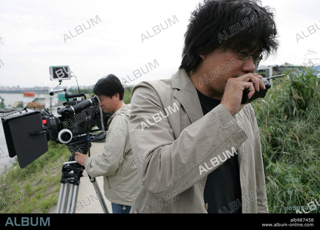 Bong Joon Ho in THE HOST, 2006 (GWOEMUL), directed by BONG JOON HO. Copyright CHEONGEORAM.