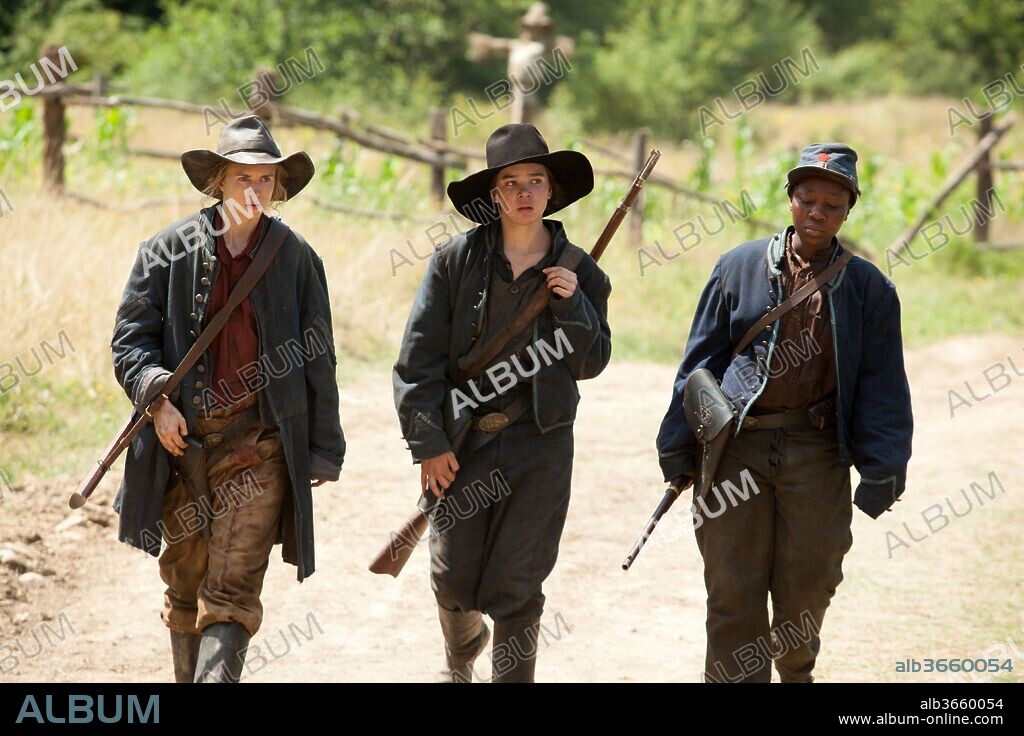 BRIT MARLING, HAILEE STEINFELD y MUNA OTARU en EN DEFENSA PROPIA, 2014 (THE KEEPING ROOM), dirigida por DANIEL BARBER. Copyright ANONYMOUS CONTENT.
