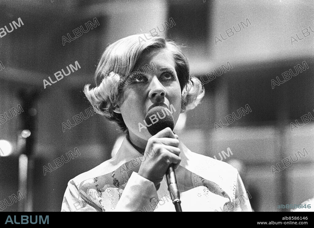 STOCKHOLM 1968-04-22.. EUROPA SJUNGER. Offentlig underhållningskonsert i radio.. Sänt första gången 1968-05-23.. Här ses Ann Christy, belgisk sångerska, i studio 2.. Foto: Bo-Aje Mellin / RiR / SVT / Kod: 5600. RiR 18968 sv/v neg.