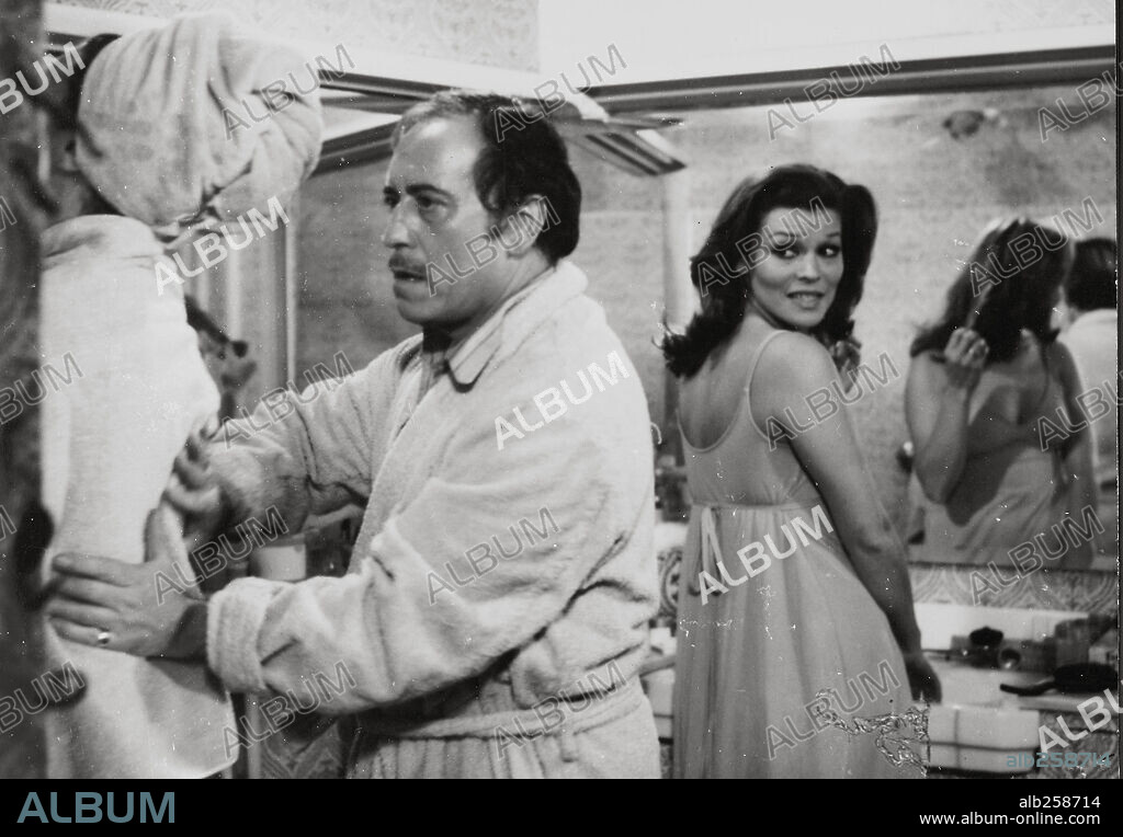 JOSE LUIS LOPEZ VAZQUEZ y MIRTA MILLER en UN CASTO VARON ESPAÑOL, 1973.