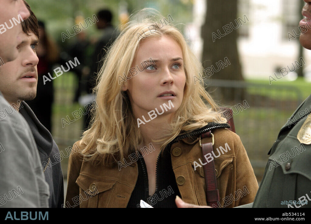 DIANE KRUGER and JUSTIN BARTHA in NATIONAL TREASURE, 2004, directed by JON TURTELTAUB. Copyright TOUCHSTONE PICTURES / ZUCKERMAN, ROBERT.
