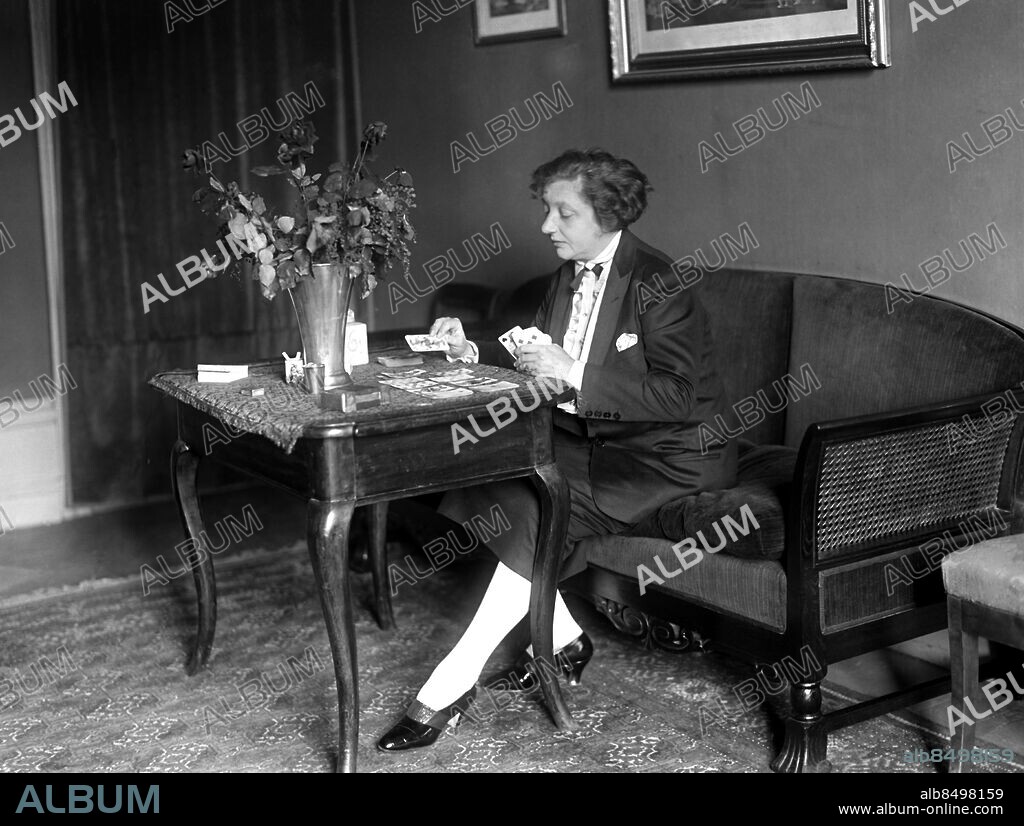 ARKIV 1915. Lili Ziedner (1885-1939), skådespelerska som ingick i Karl Gerhards revyensemble på Folkan. Hon spelade också med i många filmer, bla "Pensionat Paradiset". 1930 kom hennes memoarer "I lögn och ro".. Lili Ziedner, swedish actress in revue-idol Karl Gerhard`s cast.. Foto: TT Historical/1900. Scanpix Sweden.
