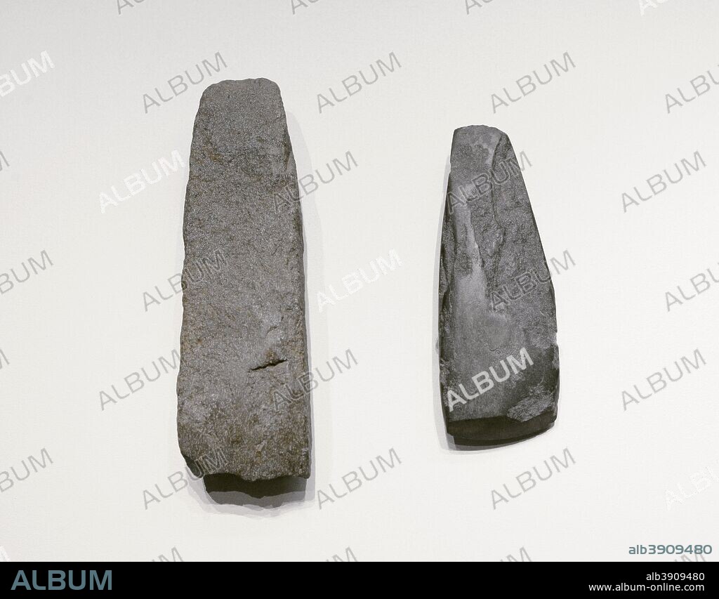 Hachas. Neolítico. Cueva de La Mora, Jabugo (provincia de Huelva). Museo Arqueológico Nacional. Madrid. España.