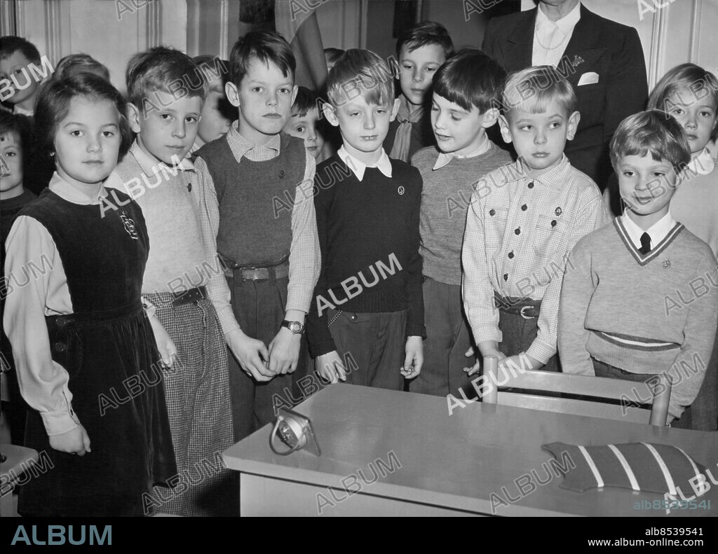 Orig. bildtext... MÄRKESREGN I BROMS SKOLA. En flicka och sex pojkar i Broms skola - däribland kronprins Carl Gustaf - har avlagt simprov för järnmärket och på fredagen var det högtidlig märkesutdelning av prinsessan Sibylla i skolan. Här ses alla märkesmännen - och märkeskvinnan - fr. v. Elisabeth Nordenfeldt, Karl Gustaf Ekman, Erik Edelstam, Karli Kleman, Karl-Johan Smith, Rutger Uggla och kronprins Carl Gustaf. Anm. Carl XVI Gustaf, f. 1946, svensk kung sedan 1973 Skolbarn Simkunnighet Utmärkelser Simborgarmärket i järn Slipsar Kollektiv Barnkläder CD382 persons: CARL GUSTAF, KRONPRINS AV SVERIGE;RUTGER UGGLA;KARL JOHAN SMITH;KARLI KLEMAN;ERIK EDELSTAM;KARL GUSTAF EKMAN;ELISABETH NORDENFELDT sites: SVERIGE;STOCKHOLM.