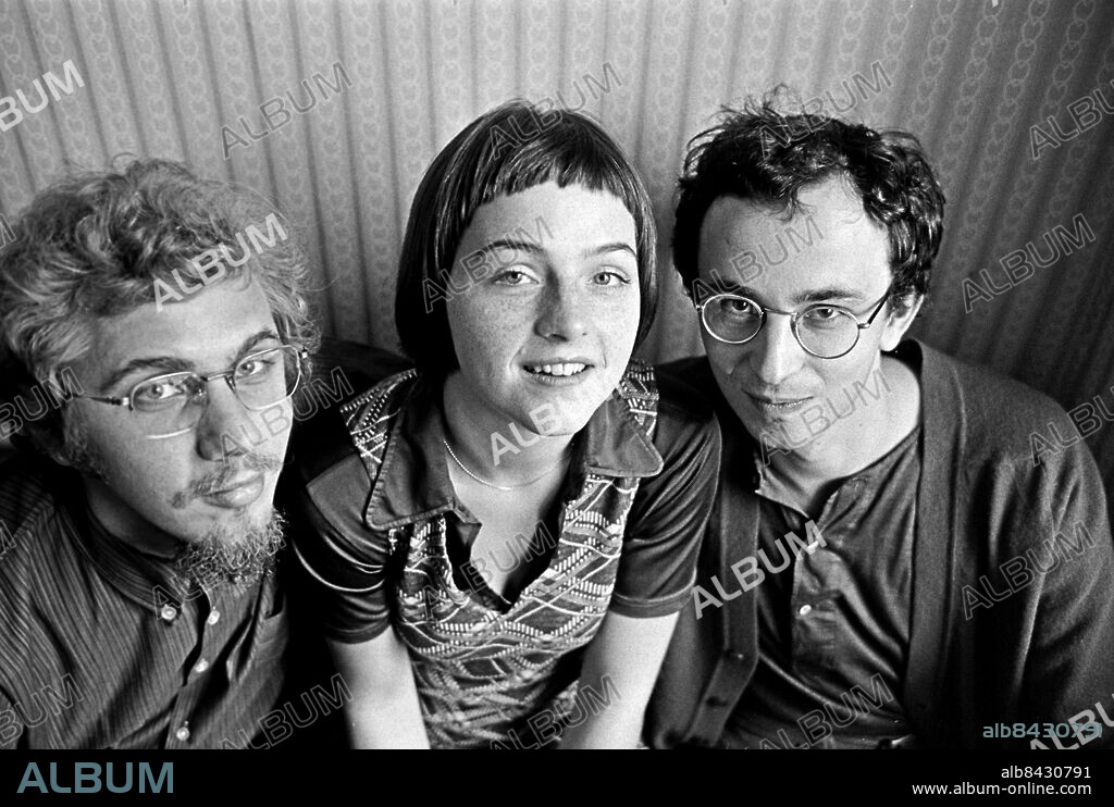 1969-10-14.. Trion bakom Godnattstundsserien Lille Ludvig i TV. Från vänster ses Ulf Hultberg, producent, Bodil Malmsten, författare, och Peter Csihas, illustratör, serieskapare och regissör.. Foto: Anna Asp / RiR / SVT / Kod: 5600. Bild och reportage publ. i RiR 45/69 sid. 55 inför barnprogrammet Godnattstunden. i TV.. RiR 19598 sv/v neg . Trio.