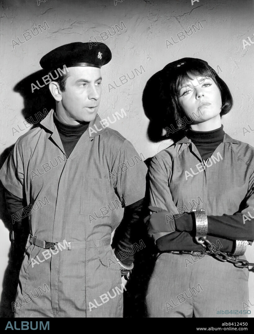 BARBARA FELDON y DON ADAMS en SUPERAGENTE 86, 1965 (GET SMART), dirigida por BRUCE BILSON, DON ADAMS y GARY NELSON. Copyright CBS TV/NBC.