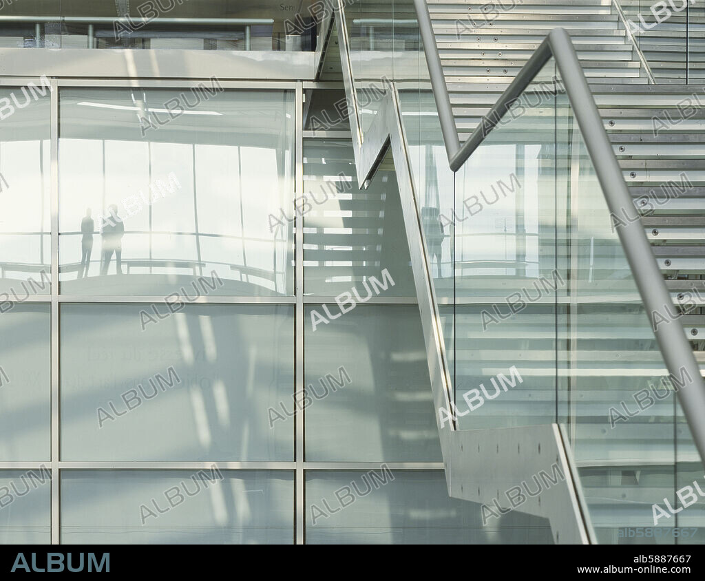NIMES CARRE D'ART MEDIATHEQUE (1993) GLASS AND STAIR WITH REFLECTION.