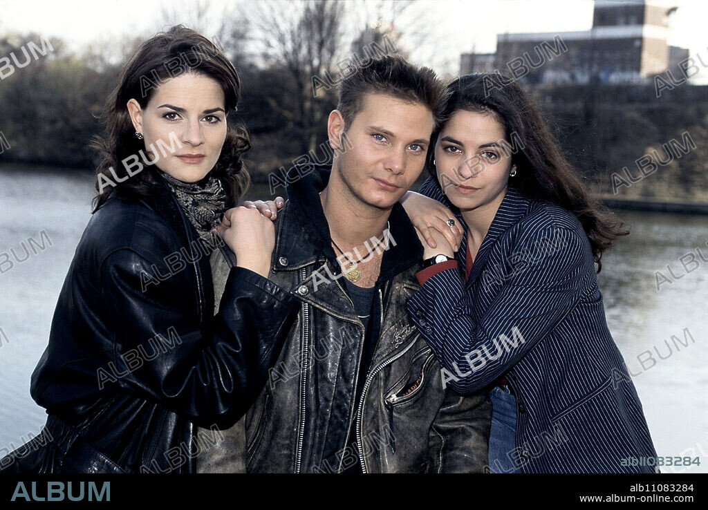 SK-BABIES / Death on Credit Germany 1998 / Olaf Götz Two petty criminals who specialize in credit card theft take on the unscrupulous gangster Bischof. The SK-Babies have to watch helplessly as Bischof kills one of the two petty criminals. Image: SUSANN UPLEGGER (Michaela), FABIAN HARLOFF (Kevin) and TÜRKIZ TALAY (Nesrin) / Headline: SK-BABIES / Germany 1998.