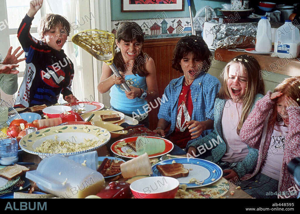 ALYSON STONER, BLAKE WOODRUFF, JACOB SMITH, LILIANA MUMY and MORGAN YORK in CHEAPER BY THE DOZEN, 2003, directed by SHAWN LEVY. Copyright TM 20 TH CENTURY FOX.