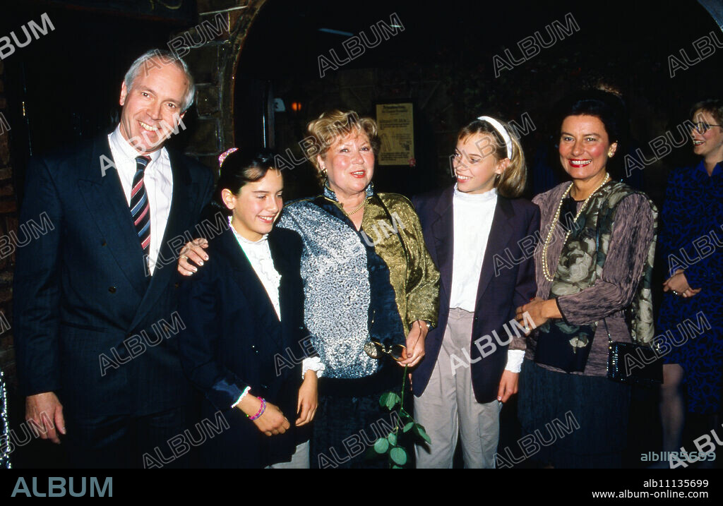Eva Maria Bauer with family celebrating her 65th birthday at the "Posemuckel" in Hamburg, Germany 1988. (original german headline: Geburtstagsparty für Eva Maria Bauer).