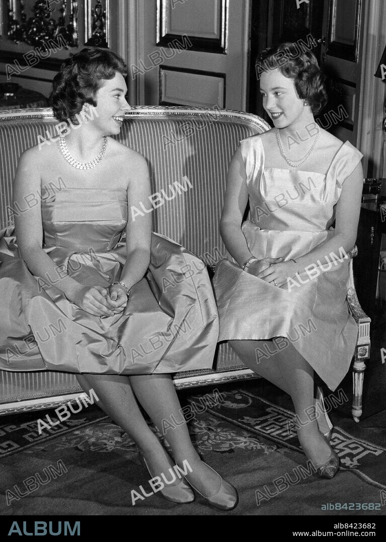 ARKIV STOCKHOLM 19600123.. Prinsessan Christina (t.v.) och prinsessan Benedikte, från Danmark, väntar på skjuts till en bal på Drottningholms slott.. Foto: Pressens Bild / TT / Kod: 194.