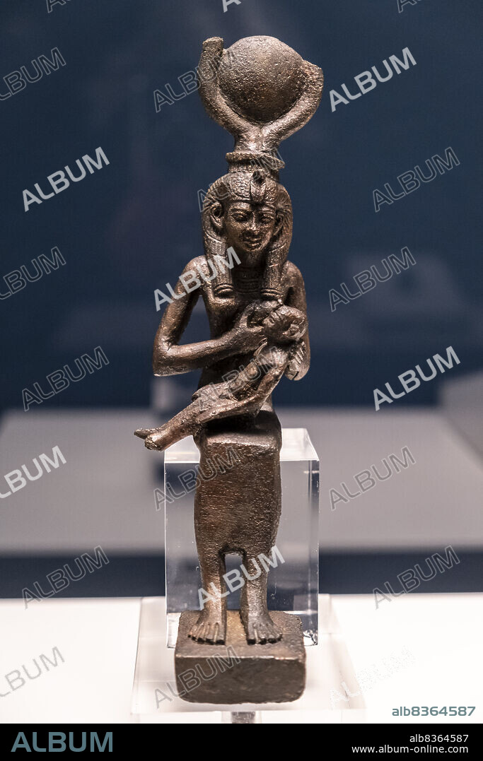 statuette of the goddess Isis with her son Horus, bronze, late period, Egypt, collection of the British Museum.