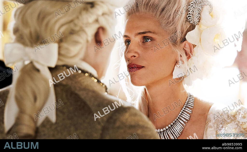 JOHNNY DEPP et Maiwenn dans JEANNE DU BARRY, 2023, réalisé par MAIWENN. Copyright WHY NOT PRODUCTIONS.