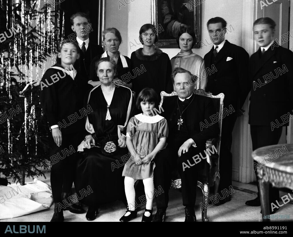 ARKIV 1930. (Osäkert årtal) Nathan Söderblom (1866-1931) ärkebiskop 1914, fredspristagare 1930. Här tillsammans med hustrun Anna Olivia, född Forsell och övriga familjen.. Nathan Söderblom, swedish arch bishop and peace prize winner 1930 with wife Anna Olivia and children.. Foto: TT Historical/1900. Scanpix Sweden.