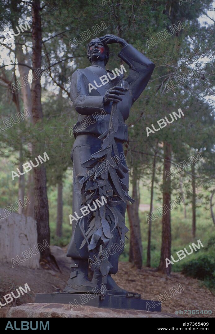 ESCULTURA DE MELCHOR G ZAPATA EN EL JARDIN DEL NUEVO MONASTERIO CARMELITA.