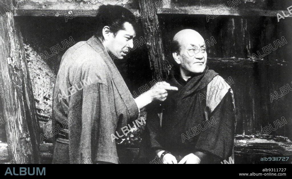 GANJIRO NAKAMURA y TOSHIRO MIFUNE en LOS BAJOS FONDOS, 1957 (DONZOKO), dirigida por AKIRA KUROSAWA. Copyright Toho.