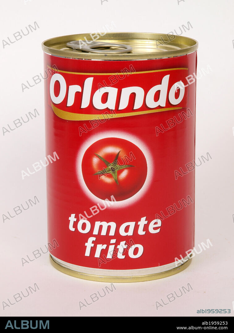 LATA de conserva de tomate triturado.