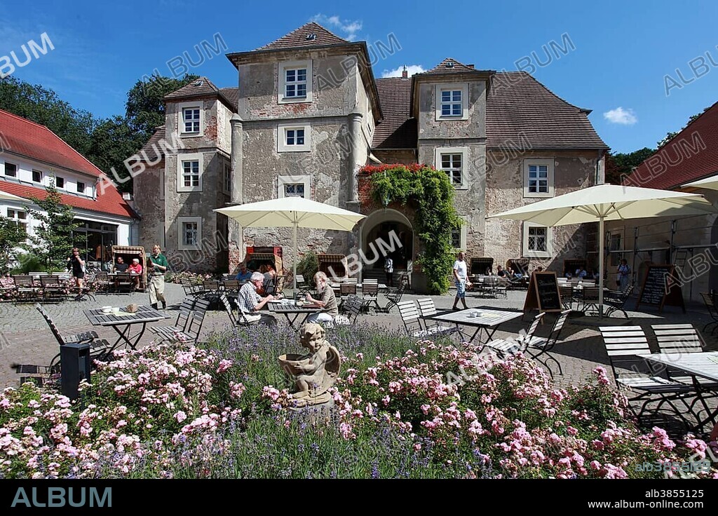 Wasserschloss Mellenthin moated castle, Usedom, Mellenthin, Usedom, Mecklenburg-Western Pomerania, Germany, Europe.