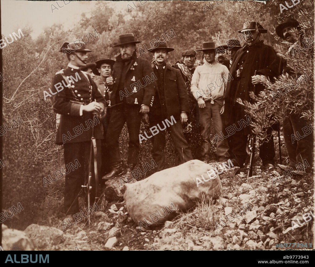 Villacarrillo (Jaén), marzo de 1906. Asesinato de Ana Fernández, La Cayuela, asesinada por el matrimonio Valdés y su hija Leonor. En la imagen, hallazgo del saco conteniendo las ropas pertenecientes a la víctima del crimen.