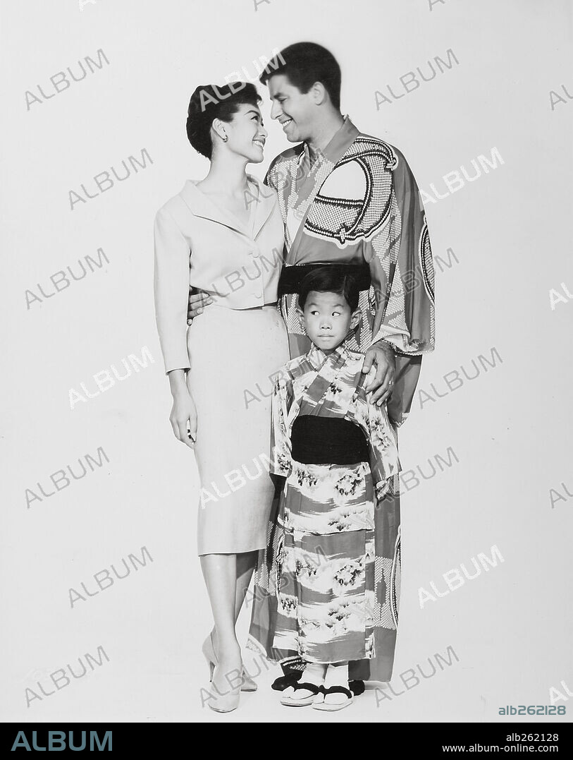 JERRY LEWIS y NOBU McCARTHY en TÚ, KIMI Y YO, 1958 (THE GEISHA BOY), dirigida por FRANK TASHLIN. Copyright PARAMOUNT PICTURES.