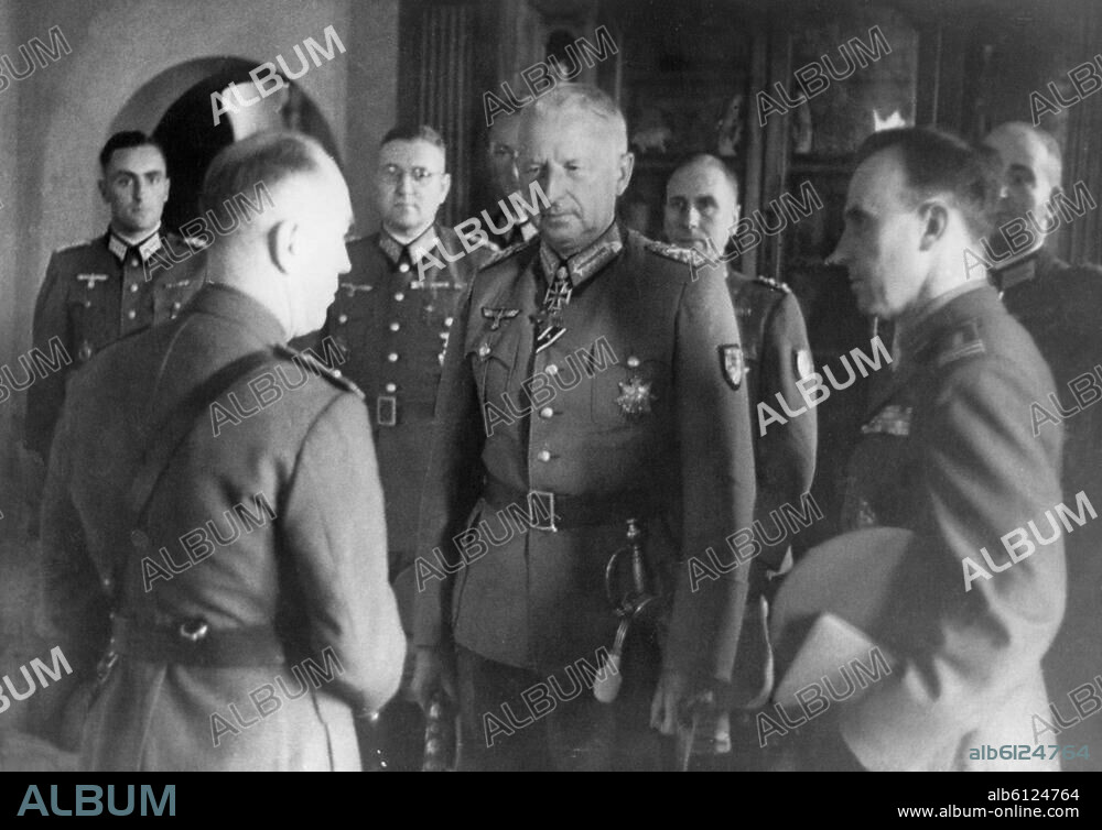 Manstein, Erich von; Generalfeldmarschall (ab 1942); 1887-1973. Generalfeldmarschall von Manstein überreicht dem rumänischen "Staatsführer" Ion Antonescu in Bukarest den Krimschild in Gold anläßlich des 1. Jahrestages der Einnahme von Sewastopol (Rußlandfeldzug 2. Juli 1942). PK-Foto (Mahla), Juli 1943.