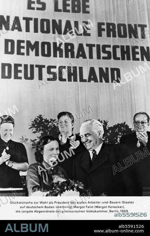 Fondation de la RDA (7 octobre 1949) et élection de Wilhelm Pieck à la présidence de la République par les parlements régionaux et la Chambre du peuple provisoire, le 11 octobre 1949. - La plus jeune députée de la Chambre du Peuple, Margot Feist, future épouse de Honecker, félicitant Wilhelm Pieck pour son élection à la présidence. Photo.