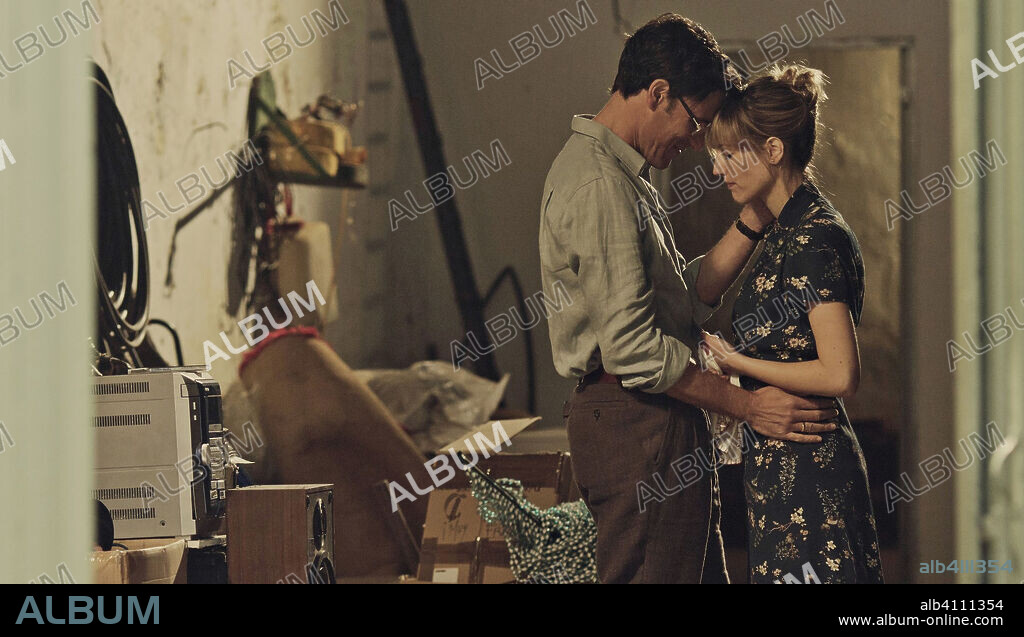 DANIEL GRAO y NATALIA DE MOLINA en ANIMALES SIN COLLAR, 2018, dirigida por JOTA LINARES. Copyright La Canica Films / Palomar S.p.a / Netflix España / Movistar+.