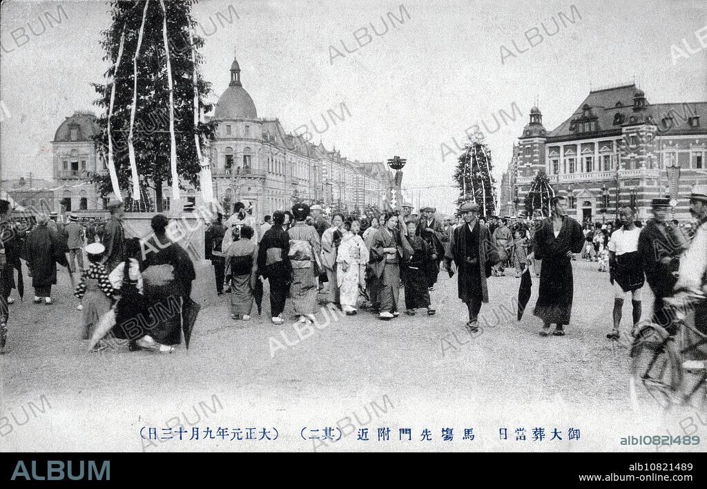 [ 1910s Japan - Funeral of Emperor Meiji ] People congregate near Babasakimon in Tokyo on the funeral day () of Emperor Meiji (1852-1912) on September 13, 1912 (Taisho 1). On this day general Maresuke Nogi and his wife committed ritual suicide in accordance with the samurai practice of following one's master into death (, junshi). 20th century vintage postcard.