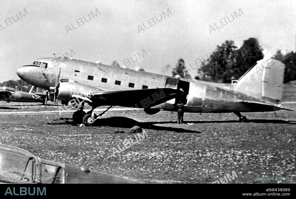 ARKIV JUN52 - En svensk militär DC-3 : a på spaningsuppdrag över Östersjön med 8 man ombord sköts ned av ryska jaktplan och försvann spårlöst. På bilden det försvunna planet på Barkarby flygplats en tid innan försvinnandet. COPYRIGHT PRESSENS BILD code 190.