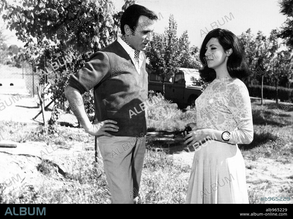 CONCHA VELASCO y MANOLO ESCOBAR en PERO... ¿EN QUE PAIS VIVIMOS?, 1967, dirigida por JOSE LUIS SAENZ DE HEREDIA. Copyright TVE / Cortesía.