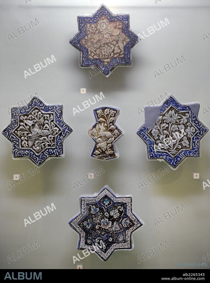 ARTE ISLAMICO. OTOMANO. TURQUIA. Cerámica vidriada. Azulejos octogonales. Técnica del reflejo metálico vidriosos. Siglos XIII-XIV. Museo Arquelógico. Estambul. Turquía.