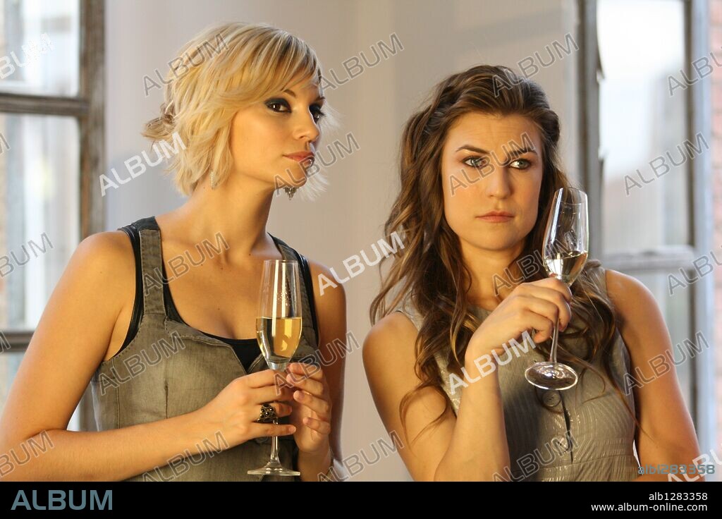 NORMA RUIZ y SALOME JIMENEZ en TENSION SEXUAL NO RESUELTA, 2010, dirigida por MIGUEL ANGEL LAMATA. Copyright AMIGUETES ENTERTAINMENT/BOWFINGER INTERNATIONAL PICTURES.